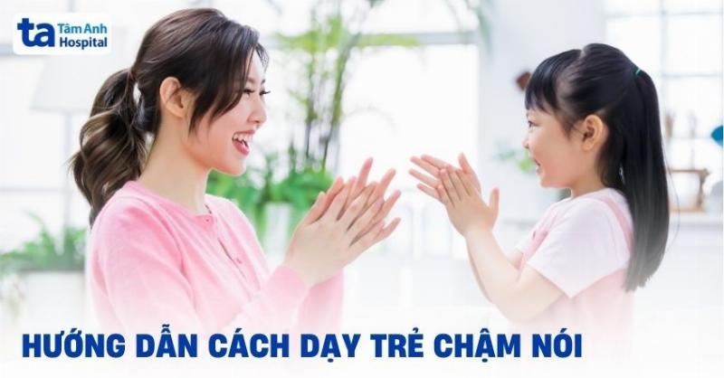 Hình ảnh minh họa bố mẹ tương tác, kích thích ngôn ngữ cho con tại nhà